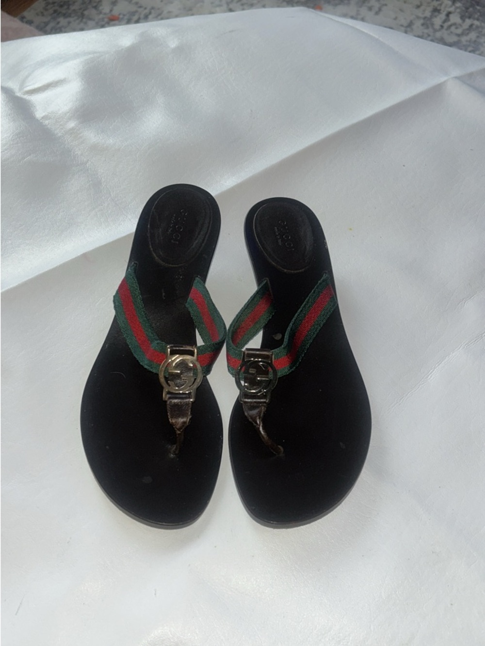 Gucci Black Leather Thong Sandals with Green and Red Web Strap - Picture 2 of 4